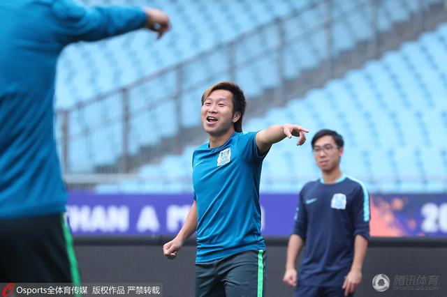 女的扒开尿口让男人捅