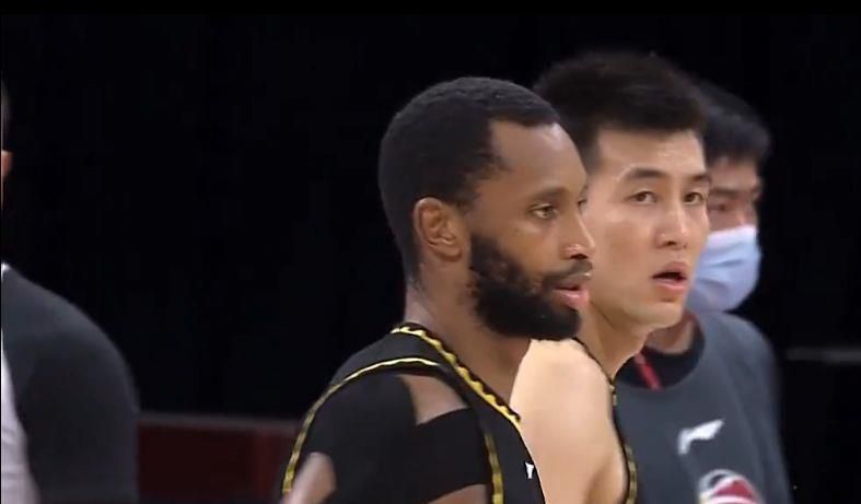 而AI让我可以先快速验证想法，把抽象的概念转化为可视化的画面，让团队更直观地理解故事氛围。
