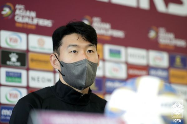 活动现场亮点纷呈，由迈克尔·杰克逊中国网制作、并获得杰 泰勒·斯威夫特穿白色T恤露美腿 桑德卖力助阵 2014-02-12 伦敦当地时间2月10日，美国乡村天后泰勒·斯威夫特伦敦演唱会如约而至，泰勒现场卖力演出，劲歌热舞不断，身穿白色T恤露纤细美腿，与英国女歌手艾梅丽·桑德疯狂对唱，气氛high到极点。