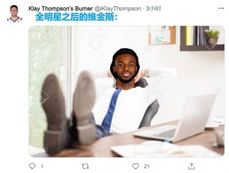 ”照片中，肖战身穿卡其色衬衫内搭黑色T恤，下身搭配清凉的短裤，素颜出镜同一姿势闲适自拍，无比的清爽帅气。