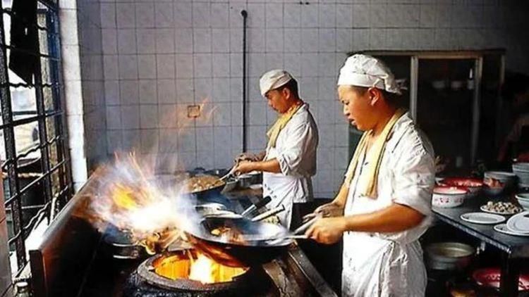 晓丽：那影片当中的四位主要角色，又分别深陷什么样的风暴当中？