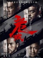 鲁妮·玛拉白色吊带礼服优雅迷人。