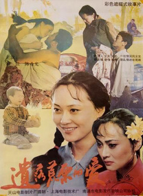 朱莉戴着黑超墨镜身披绿色披肩脚踩人字拖一副辣妈扮相，“酷爸爸”一路看护孩子尽心尽责。