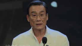 舒淇穿短裙走光遭偷瞄 与男子热聊“眉飞色舞” 2013-09-25 近日在上海，女星舒淇参加某时尚活动。